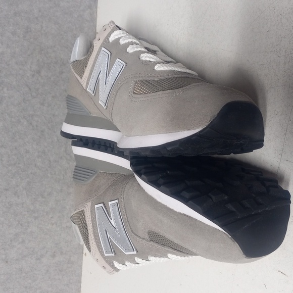 New Balance 574 Shoes Mens Sz 8.5 Womens Sz 10 Grey White Classic Suede Gray